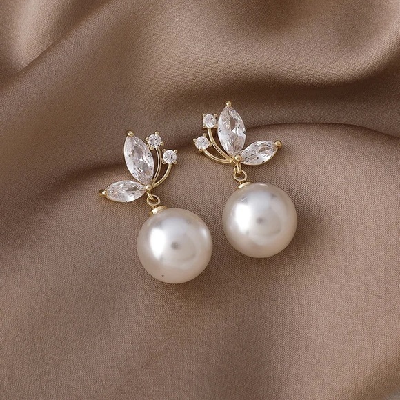 Jewelry - New 14K CZ & Pearl Butterfly 🦋 Earrings